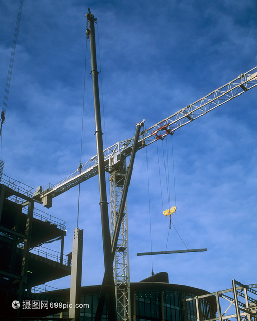 施工現(xiàn)場(chǎng)的起重機(jī)