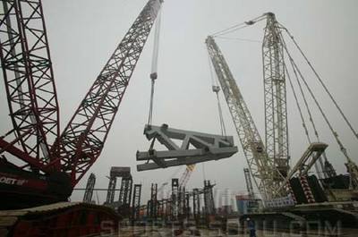 圖文:鳥巢建設(shè)之鋼結(jié)構(gòu) C1鋼構(gòu)下段脫胎起吊